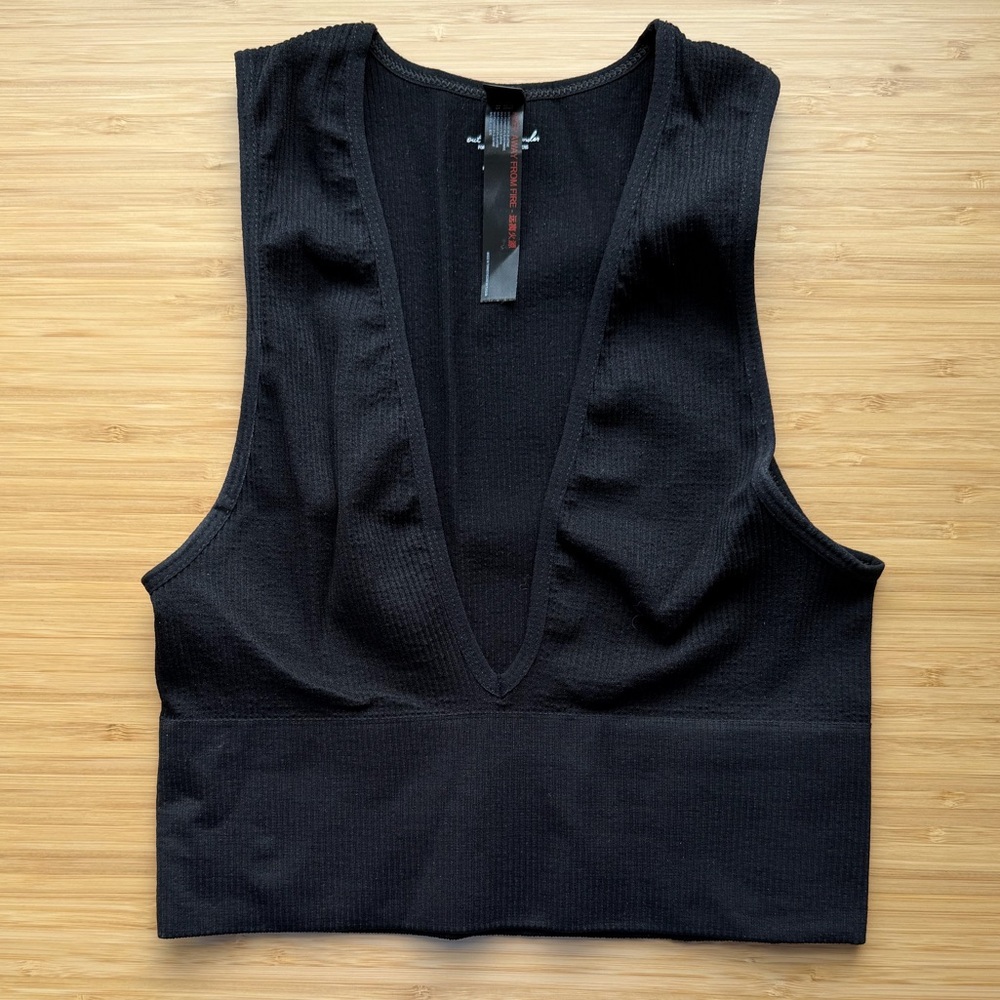 NWOT UO Out From Under Hailey Seamless Plunge Cropped Tank Top in Black